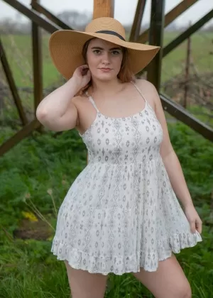 Деревенская девушка задирает свое платье, обнажая юбку, показывая лысую пизду и задницу