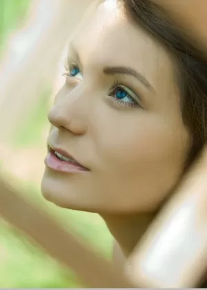 Худенькая подросток Лейла А снимает свое летнее платье на садовой скамейке, чтобы позировать обнаженной