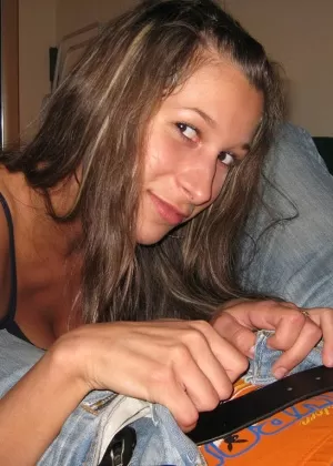 Подтянутая массажистка Пейдж Оуэнс угощает симпатичного клиента полностью обнаженным