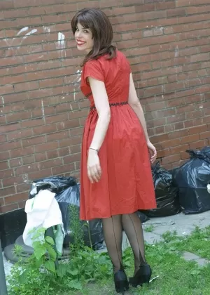 Спортивная молоденькая Эмма Сирус мастурбирует на подъездной дорожке, прежде чем отлить