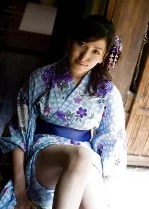 Фокси азиатская молодая красотка Аканэ Сакура снимает с себя всю свою одежду