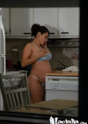 Латиноамериканка Талия играет со своими молочными сиськами, прежде чем дрочить свою киску