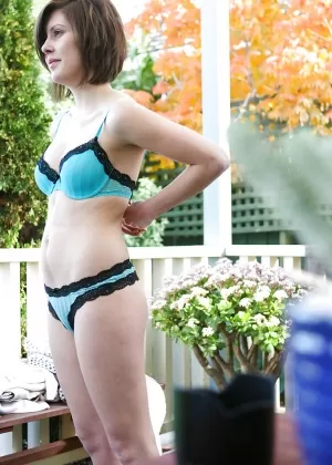 Большие сиськастые мамочки Франческа Ле и Кортни Каммз трахаются в офисе