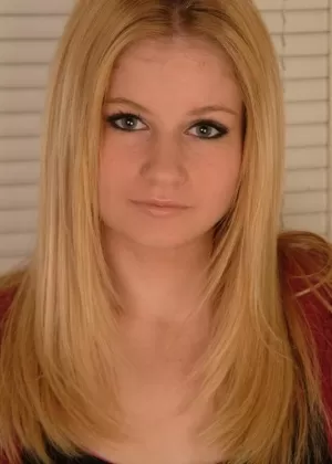 Молодо выглядящая подросток Никки обнажает свою загорелую фигуру для своих первых обнаженных снимков