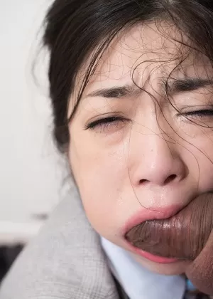 18-летняя блондинка Стиви Шай выплевывает сперму изо рта после минета