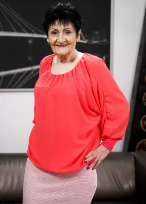 Старуха брызжет спермой изо рта после того, как ее трахнул ее молодой любовник