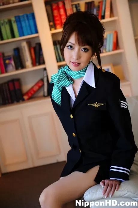 Японская девушка с симпатичным личиком модель не обнаженная в пилотском наряде и колготках