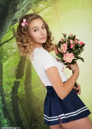 Великолепная любительская школьница Абриана показывает свое чудесное загорелое тело