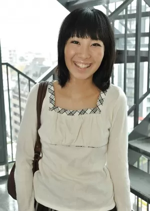 Азиатская милфа Марико Есидзава раздевается и демонстрирует свою пизду крупным планом