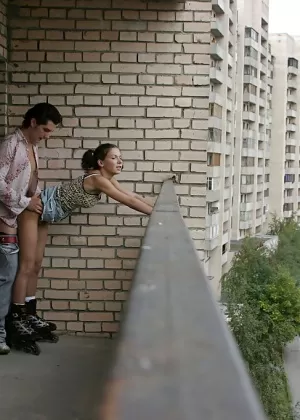 Спортивная Латиноамериканка красотка Кармен Белла демонстрирует шикарную подростковую задницу, обтянутую стрингами