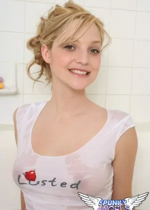 Едва легальная любительница показывает свои упругие сиськи, одетые в шорты с попой