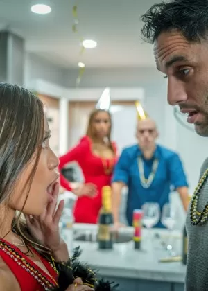 Горячие молодые девушки Джуэлз Блу и Вина Скай занимаются групповым сексом во время вечеринки