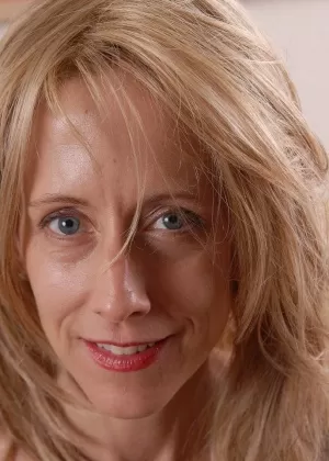 Горячая пожилая блондинка Тина раздевается для фотосессии обнаженной модели