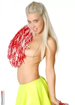 Горячая болельщица Nesty снимает форменные красные трусики-стринги, чтобы выставить напоказ горячую задницу