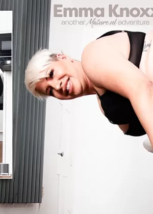 Тучная блондинка сбрасывает офисную одежду перед мастурбацией на полу