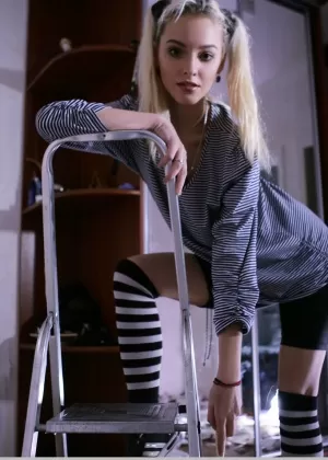 Очаровательная девушка со светлыми волосами раздевается до полосатых носков OTK в сольном действии