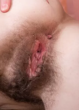 Пожилая натуральная любительница Нира кончает спермой на свой куст после секса