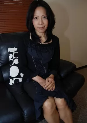 Потрясающая азиатская милфа Мики раздевает свое тело и колготки