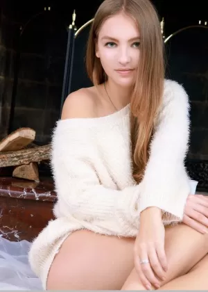 Красивая русская молоденькая Изабель А обнажает свою аппетитную киску во время обнаженных поз