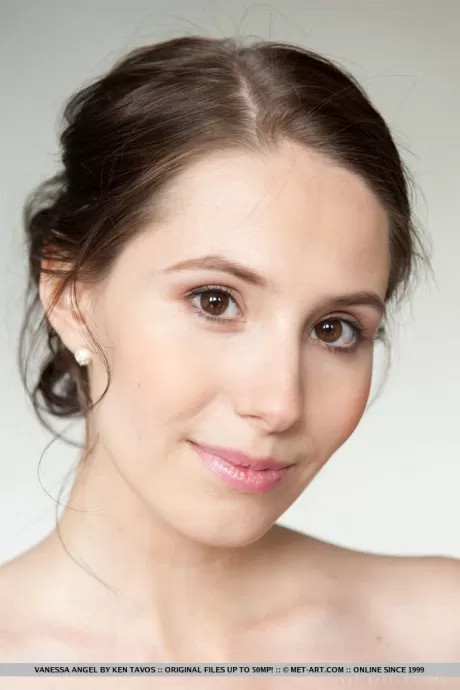 Брюнетка соло девушка Ванесса Энджел обнажает шикарную молоденькую попку во время раздевания