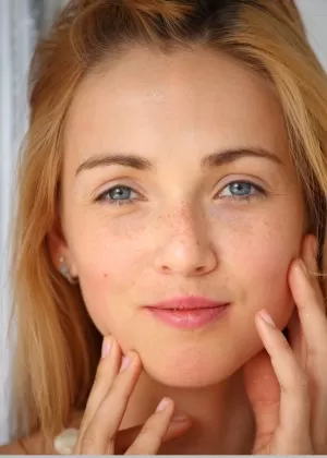 Молодая соло девушка обнажает крошечные сиськи перед тем, как раздвинуть бритую вагину