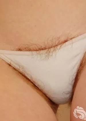 Грудастая блондинка Мэгги Джи обнажает свои огромные большие сиськи, чтобы позировать обнаженной на кухне