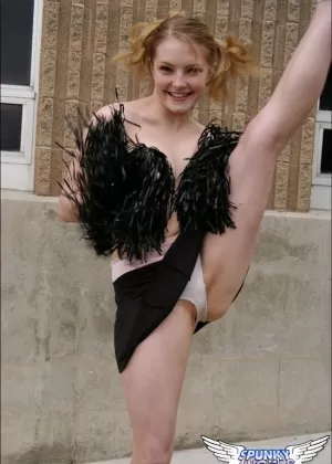 Любительская соло-девушка Мэй Линн освобождает свои девичьи части от наряда болельщицы