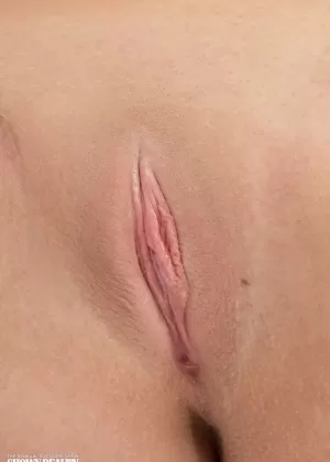 Стройная молоденькая милашка обнажает свою плоскую грудь, прежде чем показать свою узкую щелочку