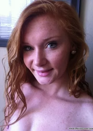 Натуральная рыжеволосая Алекс Таннер снимает свой розовый комплект нижнего белья для селфи в обнаженном виде 86971071