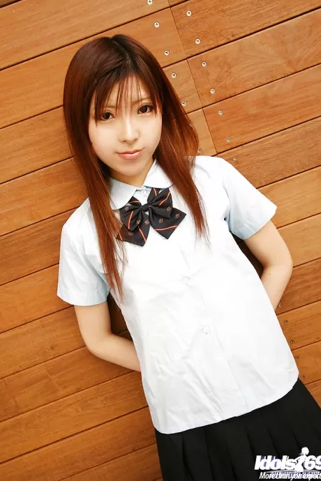 Покорная азиатская школьница раздевается и трахается по-собачьи