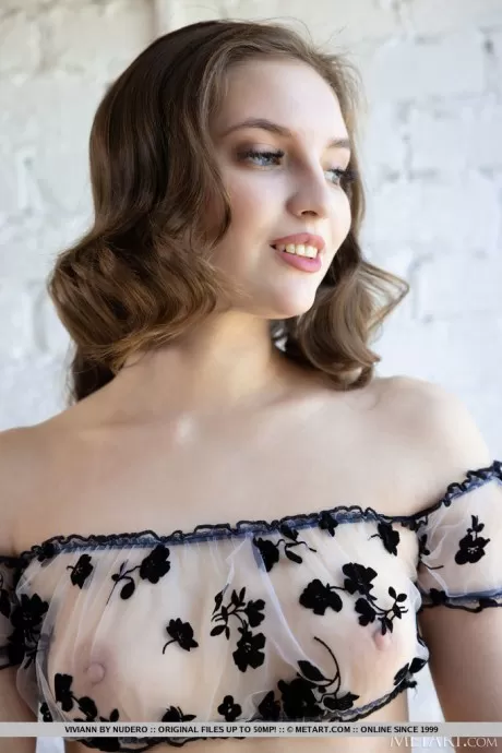 Красивая молодая девушка Вивиан раздевается в длинных черных носках