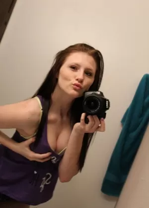 Большая сиськастая модель Кэти Бэнкс обнажает свою лысую киску, делая селфи