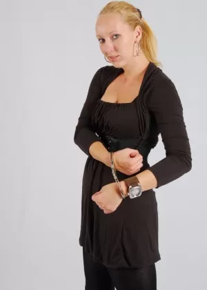 Голая девушка с большими сиськами привязана к стулу, а мяч с кляпом во рту