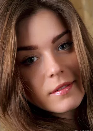 Симпатичная брюнетка с горячей попкой раздевается перед зеркалом, чтобы присесть на корточки и раздвинуть