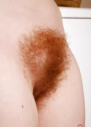Жена за 30 лет Ана Молли демонстрирует волосатые подмышки и влагалище крупным планом