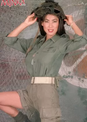 Азиатская медсестра в латексных чулках исполняет горячую сцену мастурбации обеих дырочек