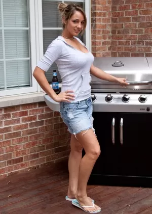 Грудастая красотка Никки Симс сбрасывает свою джинсовую юбку, чтобы подразнить в стрингах на открытом воздухе