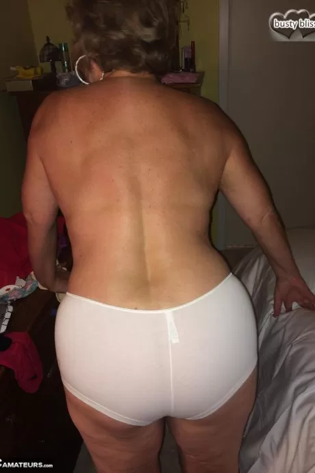 Грудастая любительница постарше Блисс выставляет на всеобщее обозрение свою большую натуральную грудь