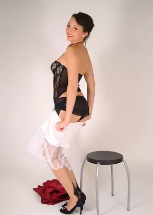 Классная милфа Саманта Бентли рекламирует свои красивые сиськи в ретро нейлоновых чулках и красных губах