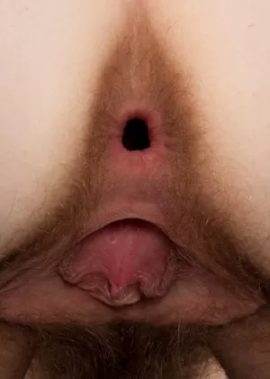 Рыжеволосая красотка Бенджи позирует в спальне и играет со своей волосатой пиздой