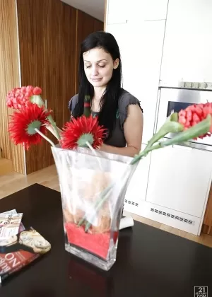 Порнозвезда Алетта Оушен с великолепным телом и улыбкой развлекается дома