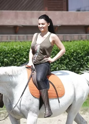 Порнозвезда Алетта Оушен скачет на лошади на открытом воздухе в очках