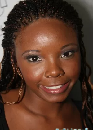 Тощая зрелая негритянка Джейден раздвигает длинные ноги, чтобы показать горячую черную киску