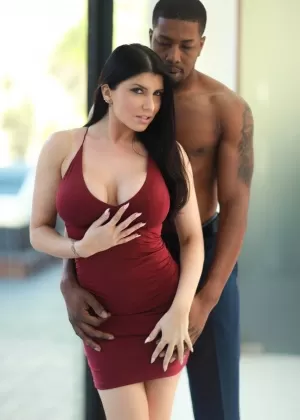 Экзотическая брюнетка с большими сиськами Роми Рейн трахается и получает массаж лица от Би-би-си