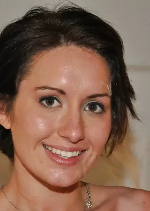 Сладкая брюнетка Эвелин Лейси показывает свои фантастические крошечные сиськи