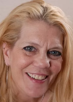 Зрелая блондинка Лори демонстрирует нам свои удивительные натуральные сиськи