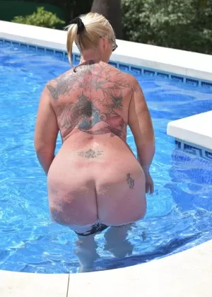 Дарья начинает обрабатывать свою мыльную вагину в развратных сценах, находясь одна в душе