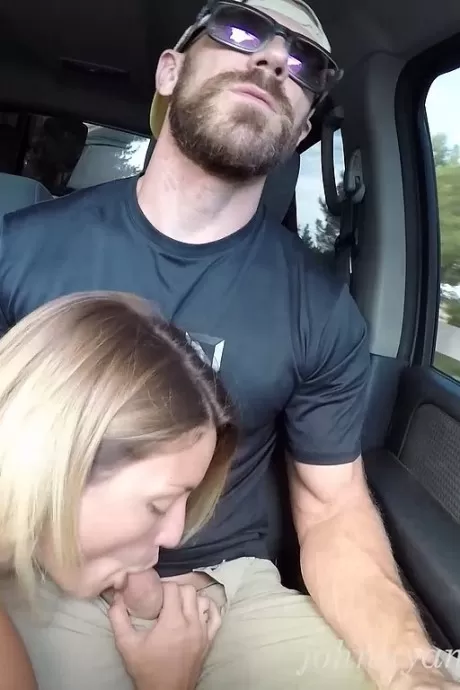 Предприимчивая парочка занимается сексом во время прохождения автомойки