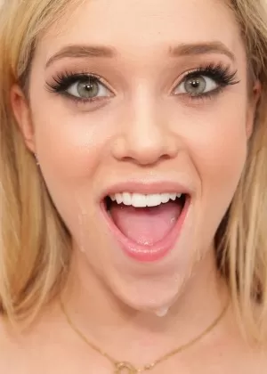 Темноволосая принцесса-ангел хвастается огромными сосками и большими отвисшими сиськами для спермы на лице