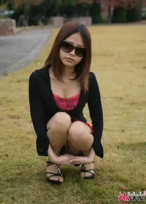 Очаровательная японская подросток Рина Коидзуми обнажает свои трусики под юбкой в сольном действии